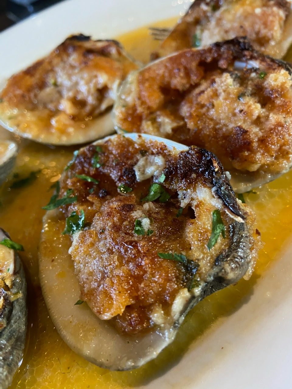 Baked clams with breadcrumbs in garlic butter